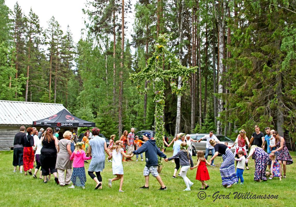 SOMMARPROGRAM 2017 JUNI MIDSOMMARFIRANDE 23-24 Juni Åbrobacken, Hällesjö 23 juni kl. 11-14 Resning av midsommarstång, servering av kaffe, våfflor, korv. Tipsrunda för barnen.