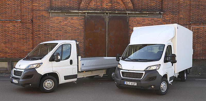 Peugeot Boxer Flak och volymskåp Peugeot Boxer med Flobyflak. Hela sidolämmar och galler mot framstam. Flakmått 3800 eller 4100 X 2120 X 400 mm.