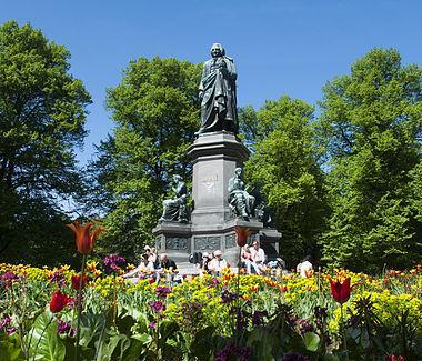 Konstvandring i Humlegården Vår kunniga guide tar oss med på en intressant promenad där vi bekantar oss med en mängd konstverk från olika epoker och i skiftande stilar.