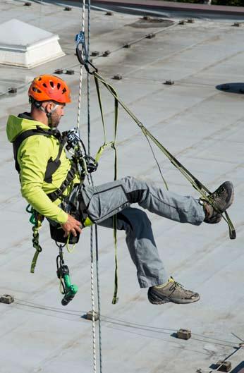 Rope access Rope access Du får lära dig hur man arbetar hängande i rep på ett säkert och effektivt sätt.