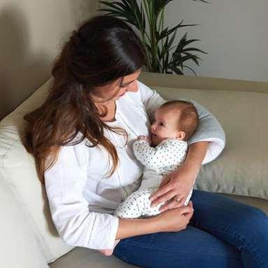Candide Amningskudde Armpuff - Liten och smidig, lätt att ta med - Ger bekväm amningsposition för baby och mamma Mått: 58 x 38 x 10 cm Tvätt: 30 grader i maskin Material: Yttertyg och foder 100%