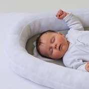 Air Babynest 2-i-1 är ett mjukt och härligt babynest som ger en trygg och ombonad liggplats för barnet. Babynestet är i 3Dmeshmaterial som andas och håller barnet i behaglig temperatur.