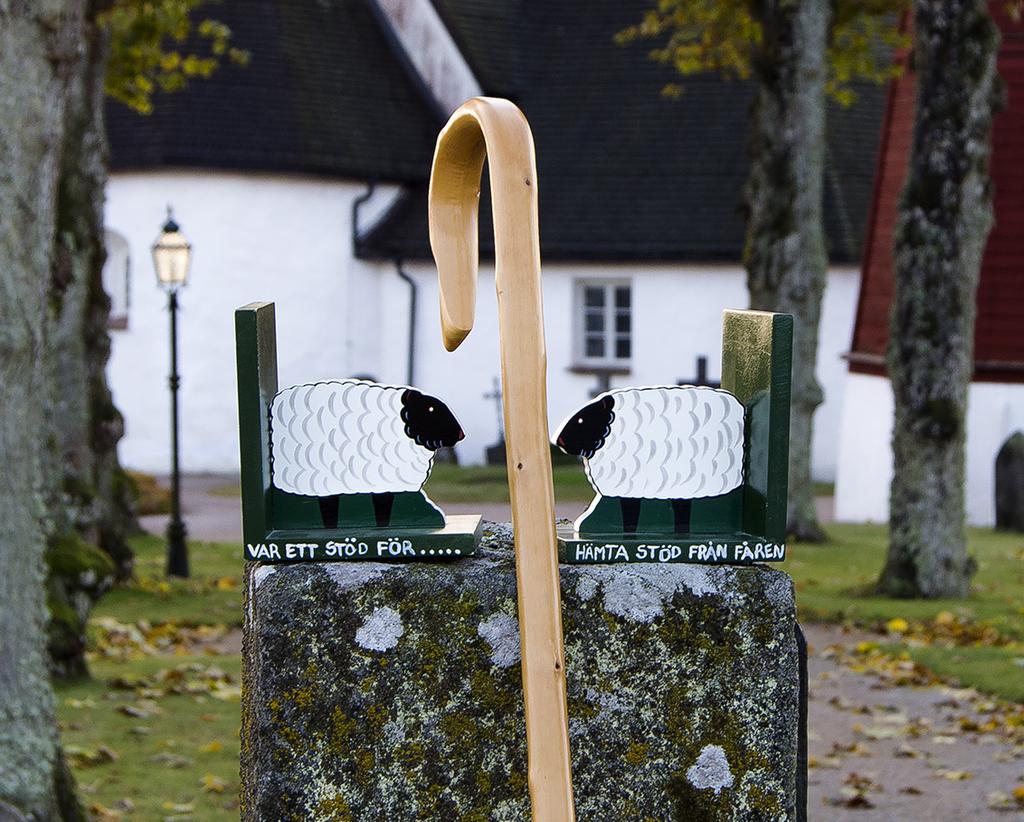 vid det som hotar mitt liv på olika sätt. Vandringsstavens stöd, det som upplyfter mig och det som räddar mitt liv.