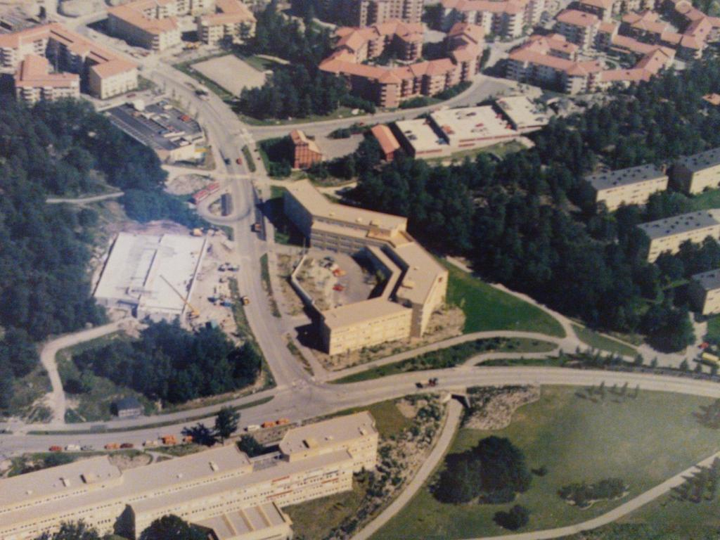Byggnaden när den var ny Historik I Rissne bedrev militären verksamhet fram till 1960.