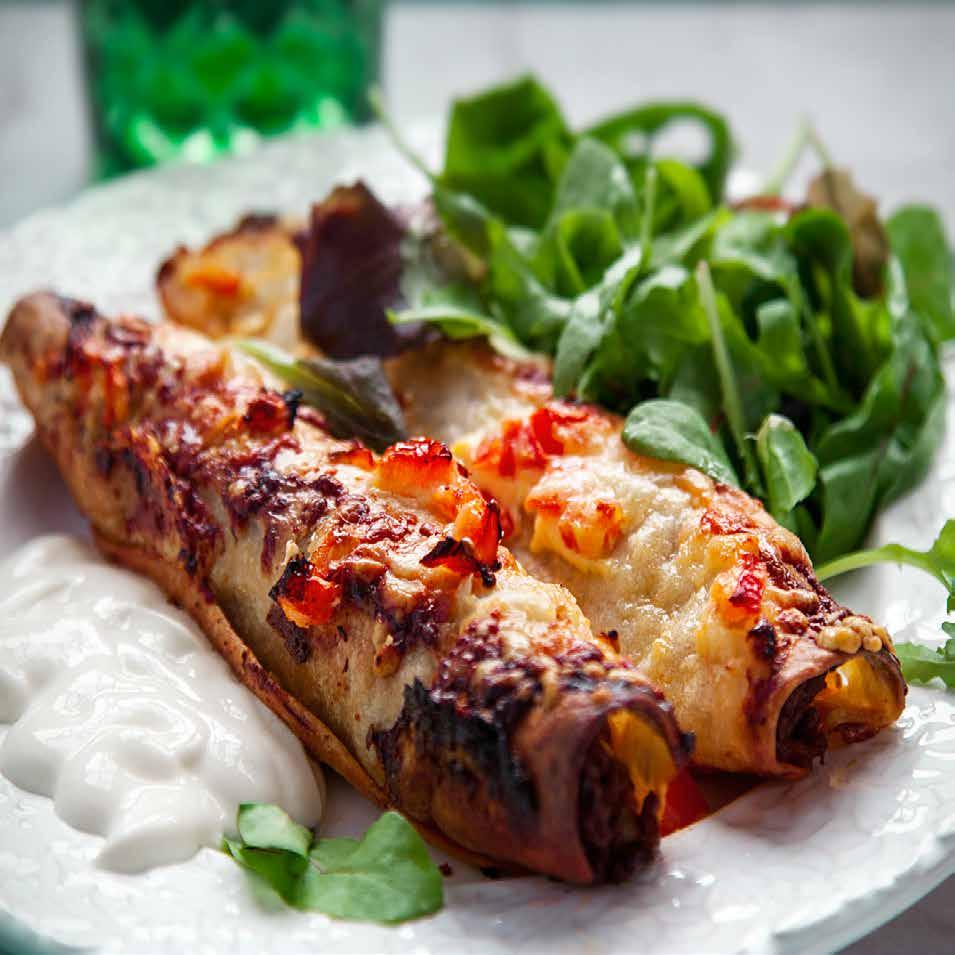 MEXIKANSKA ENCHILADAS Ca 50 min Enchiladas 1 rödlök 2 vitlöksklyftor 1 msk olivolja* 500 gram nötfärs 2 tsk spiskummin* 2 tsk paprikapulver* 2 tsk oregano* 2 krm cayennepeppar* 1 tsk socker* 1 tsk