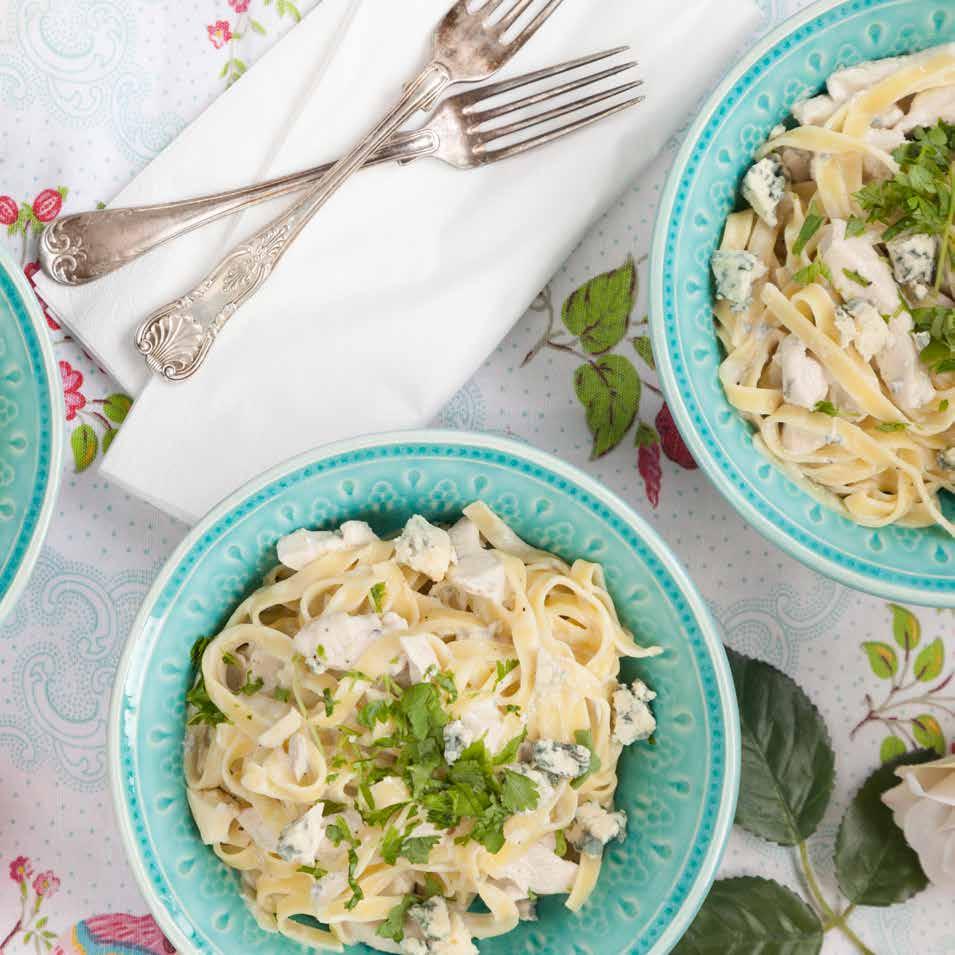 KYCKLING med pasta och ädelost Ca 20 min Pasta 4 port tagliatelle Ca 550 gram kycklingstrimlor Olivolja* Salt och svartpeppar* 2 dl creme fraiche 1 dl pastavatten* 140 gram ädelost Saft och skal från