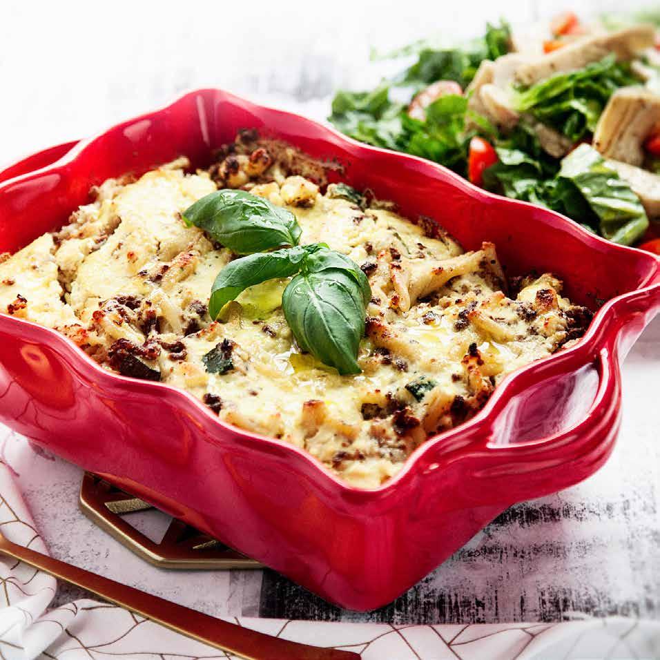 PASTAGRATÄNG med grönsallad Ca 40 min Pastagratäng 4 port pasta ½ gul lök 2 vitlöksklyftor 1 msk olivolja* 500 gram nötfärs ½ msk torkad basilika* ½ msk torkad oregano* Salt och svartpeppar*