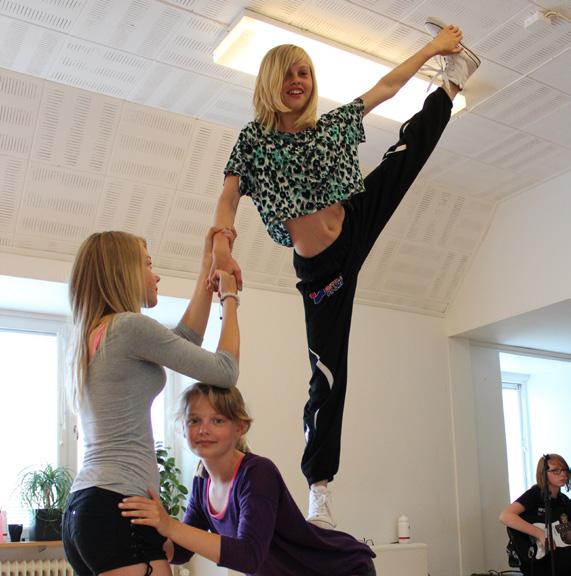 1 1 aug kl. 14.30-15.30 (Även tisdag aug) Dansveckorna: Streetdance (9 år & upp) Streetdance är ett samlingsnamn för alla danser som uppstått på gator och klubbar.