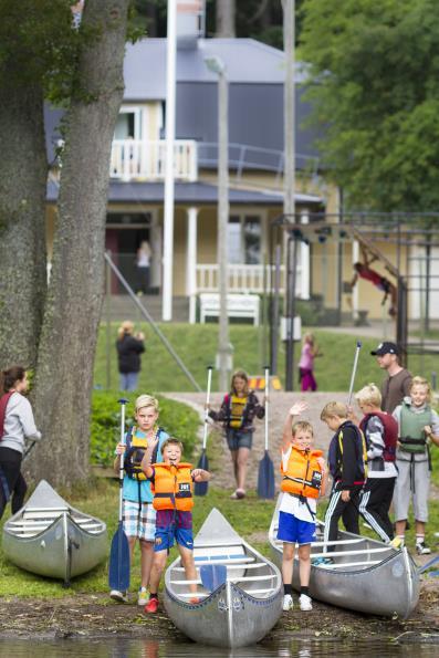 Det finns också fiskemöjligheter och varför inte ta med ett musikinstrument eller en filt till lägerbålet? Kontakta oss via mail alnas@kfumuppsala.