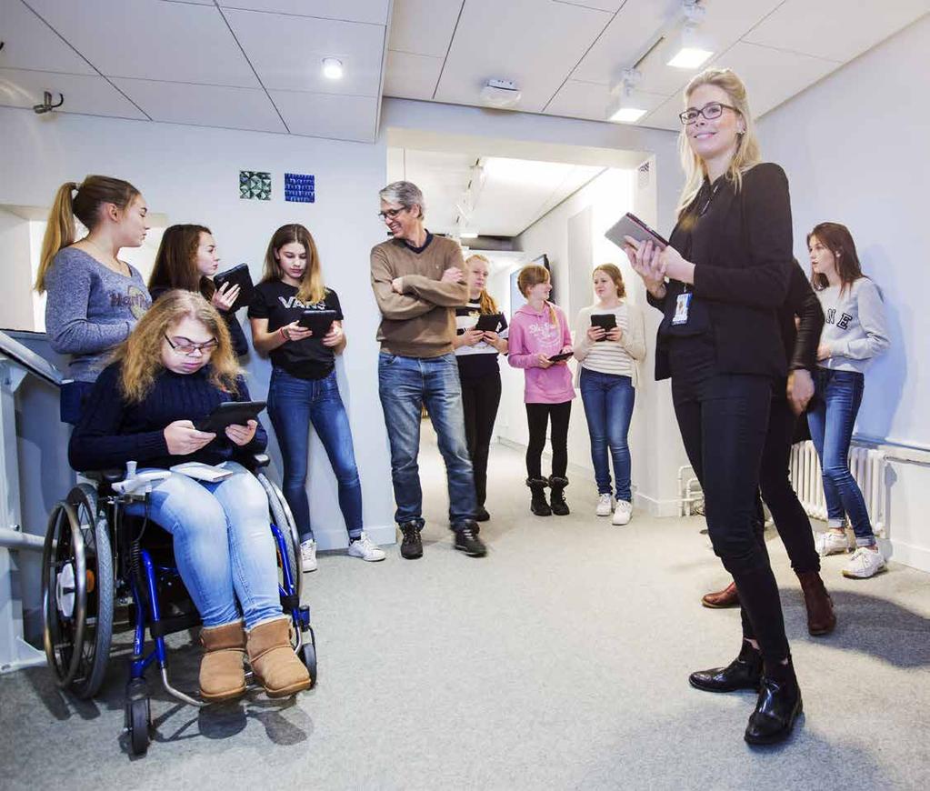 Här guidar skolinformatör Malin Lindberg en grupp genom spelet, baserat på pedagogiken att lära genom att uppleva.