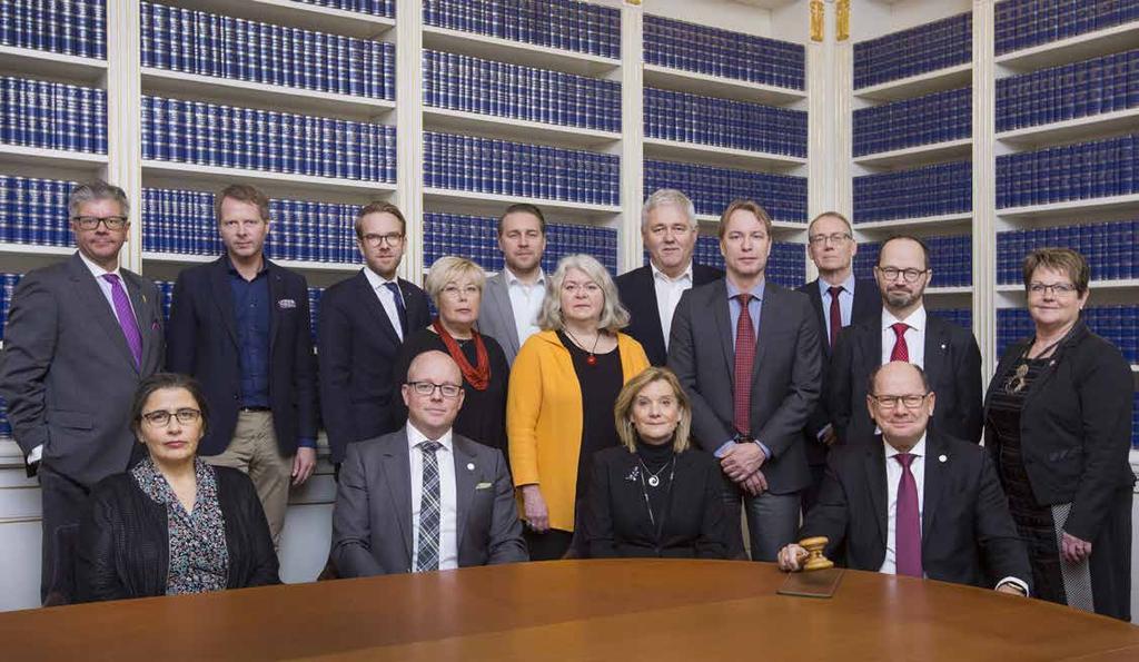 Årsredovisning för Riksdagsförvaltningen 2016 89 Riksdagsstyrelsen Stående från vänster: Hans Wallmark (M), Christer Nylander (L), Andreas Carlson (KD), Berit Högman (S), Mattias Karlsson (SD), Mia