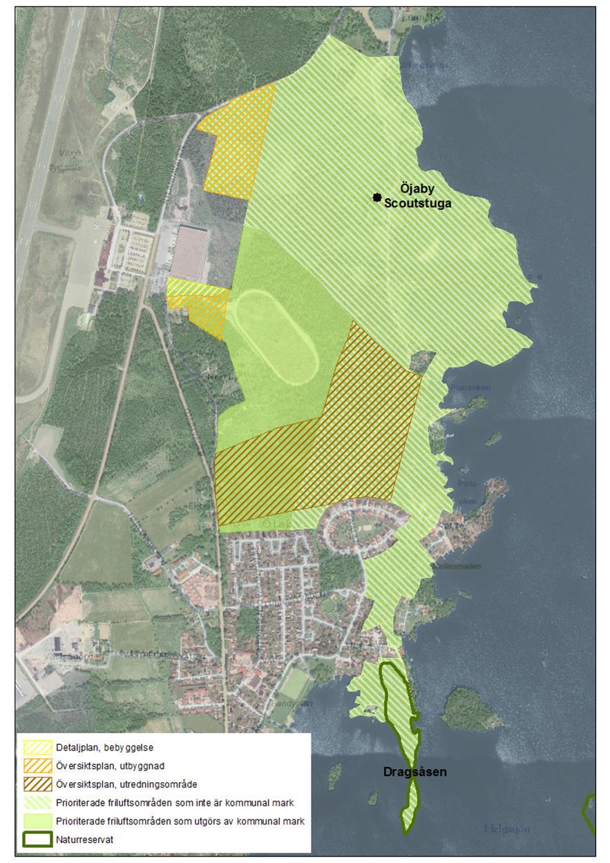 Öjaby Norra med Dragsåsens naturreservat Detta naturområde, med pågående utbyggnadsplaner, har tydliga karaktärsområden med lövskog i söder, kullig och blockig terräng i de centrala delarna och