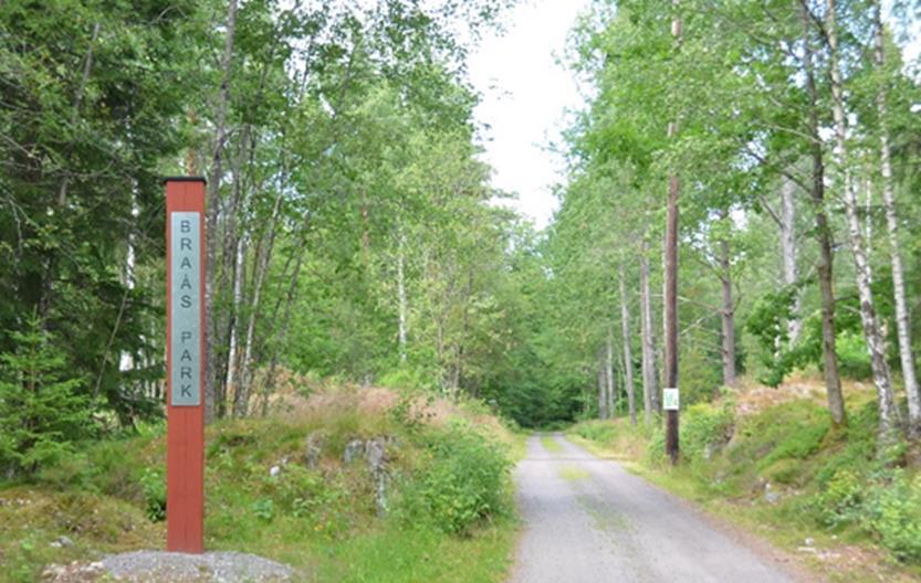 o o Vid entréer anläggs skyltställ med information och nyproducerad översiktskarta. Tillgänglig information på flera språk.