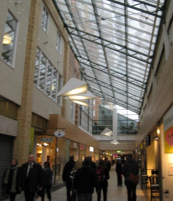 Själva shoppinggallerian ligger på markplan och den består av ett flertal stråk med sneda glastak, se figur 2.6.