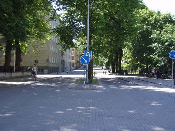 4.3 Åtgärder som görs på sträcka Minskad körbanebredd Gatumiljöer som upplevs som trånga, det vill säga smal gatusektion och väl avgränsat gaturum, leder till hastigheter i nivå med eller under