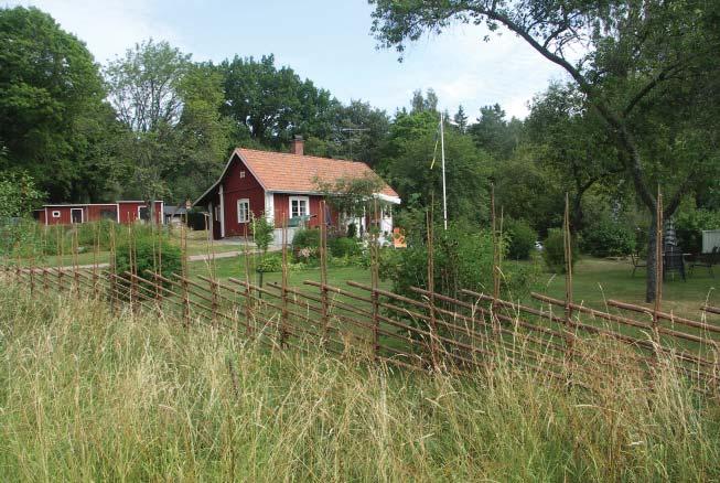 I direkt anslutning till serviceorterna är ny bebyggelse möjlig att pröva även om det innebär ett avsteg från grundprincipen rörande brukningsvärd jordoch skogsbruksmark.