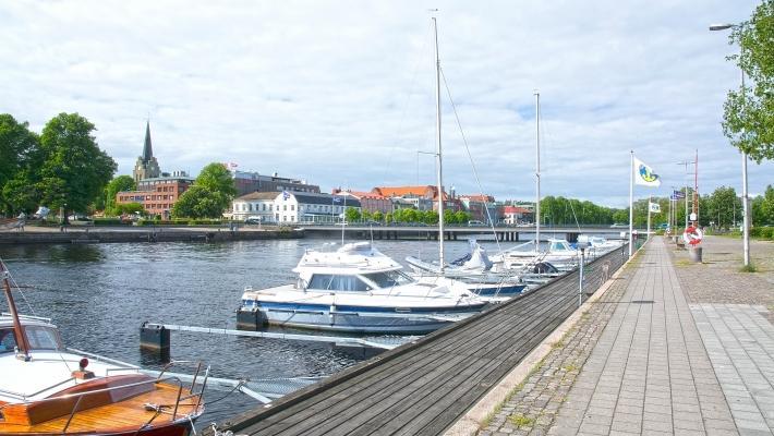 Halmstad och Tylösand är två vackra städer värda ett besök längst Västkusten Svedinos bil & flygmuseum (46.