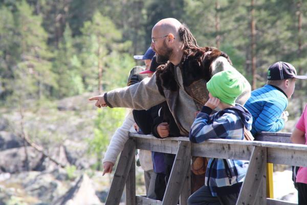 Klanmötena hölls vid hällristningarna och forsen i Näsåker, på en plats som man lätt kan föreställa sig var en helig plats och en