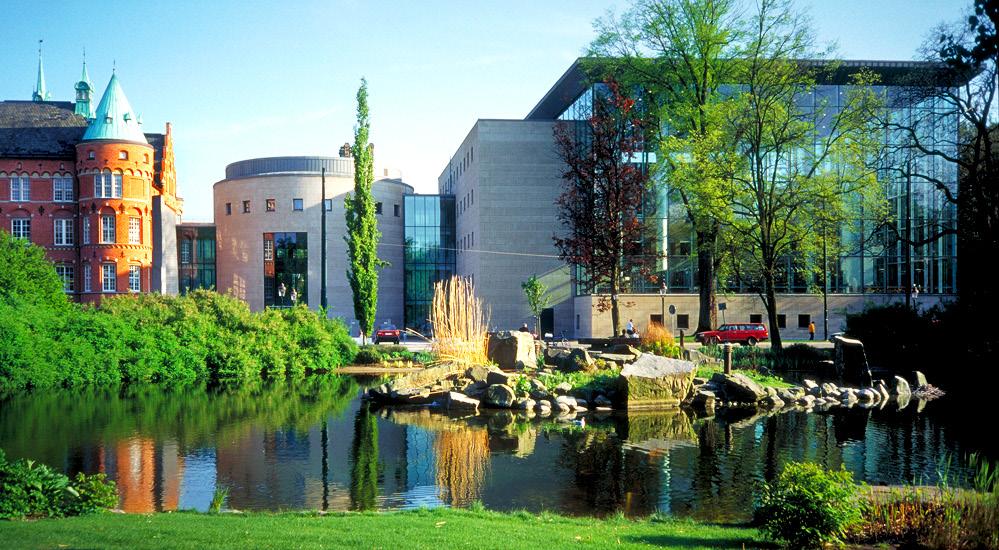 Malmö stadsbibliotek sett från Slottsparken.