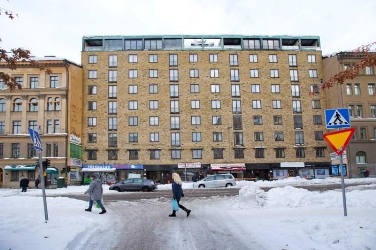 Huset mot Dalagatan är också högre än omgivande hus.