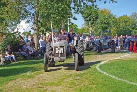 traktorparaden. Det var ungefär 20 GRÅLLAR som deltog i festligheterna. Man kunde också beskåda veteranbilar, mopeder, motorcyklar samt olika utställningar.