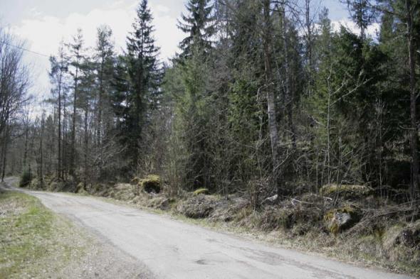 Tomterna är mellan 700 1200 m 2 stora och är klara att bebygga. Efterfrågan har varit svag de senaste åren och de färdigbyggda hus som säljs i Överum går åt till ett bra pris.