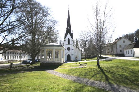 Dessa byggnader låg väl samlade vid brukstorget som är det centrum som bruksmiljön är uppbyggd kring. På vardera sidan utmed brukstorget löper två parallella gator som bildar axlar i miljön.