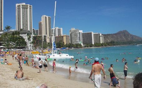 Los Angeles Honolulu På väg till flygplatsen får vi se lite mer av Los Angeles och vid lunchtid lyfter United Airlines mot Söderhavet. Fem timmars flygning över Stilla Havet och vi når Honolulu.