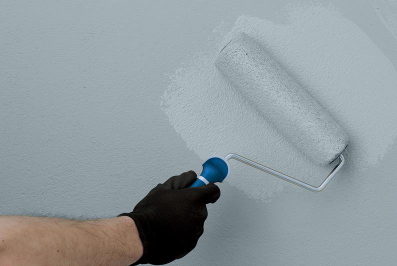 Rengör När du målar på puts är det extra viktigt att underlaget är torrt, rent och fast samt att du använder rätt typ av färg. Undersök fasaden noggrant.