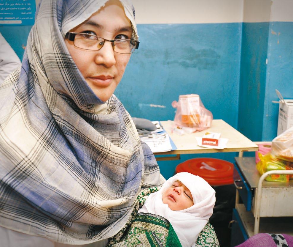 AFGHANISTANS BÄSTA BARNMORSKA Narges är barnmorska och en av 91 anställda på sjukhuset SAKs sjukhus i Wardak. Hon har en ny fiken blick, men ser också en smula trött ut.