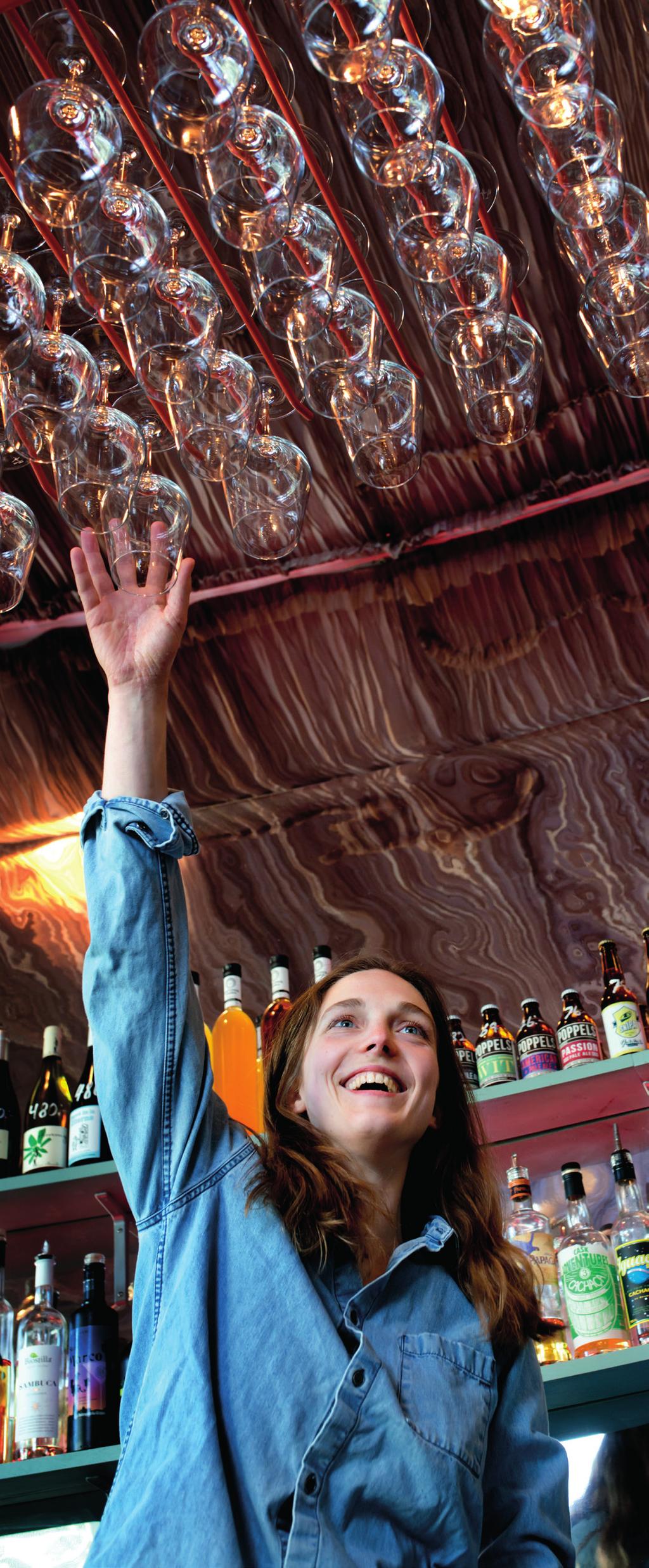 r HELA DENNA BILAGA ÄR EN FRÅN UNIVERSUM Intervju Emma Kolback Från dumplings till cider Innanför dörrarna på Göteborgsrestaurangerna Dubbel Dubbel, Folk och Pom Pom vimlar det av liv.