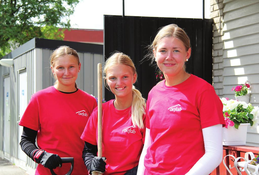 Välkomna alla sommarjobbare! Äntligen är de här! Våra sommarjobbare i röda tröjor är ett välkommet tillskott i arbetslagen och nu kan de skymtas runt om på alla våra bostadsområden i Alfta och Edsbyn.