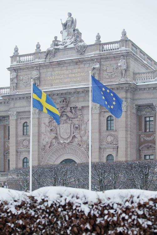 6 Riksdagen och EU Regeringen samråder med EU-nämnden Regeringen ska hålla EU-nämnden underrättad om frågor som ska beslutas i ministerrådet och samråda med nämnden om hur förhandlingarna ska föras