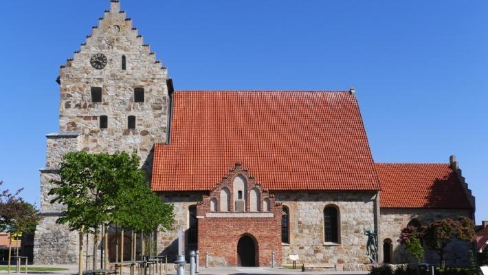 Kyrkan nuvarande utseende fick den 1953 då putsen toges bort och den vackra kvartsiten framhävdes. Ta reda på öppettiderna innan ni går dit.