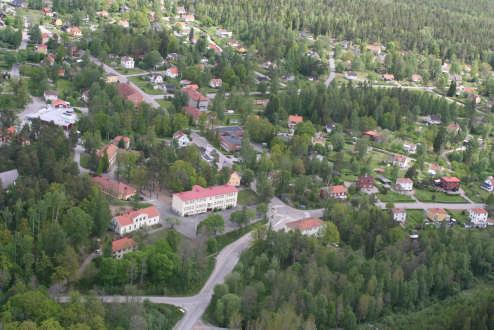 21 högstadieskola, daghem, fritidshem, förskola, vårdcentral, bibliotek, folktandvård, post, bank, livsmedelsbutiker, restauranger, hotell, systembolag, specialbutiker m m.