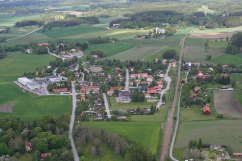 23 Omgivningarna är omväxlande och kuperade med ungefär lika delar öppen jordbruksmark och skog.