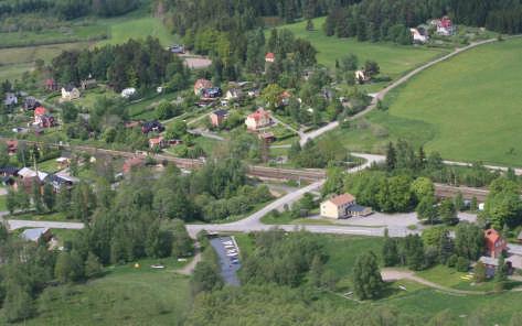 24 kring 25 arbetstillfällen. Tätorten ligger vid en mindre vik av Båven, omgiven av öppen jordbruksmark och skog. Skebokvarn har dagliga bussförbindelser med Flen, Sparreholm och Gnesta.