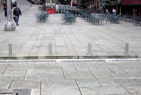 Omsorgsfullt utformade kanter är viktiga för platsens helhetsintryck. Referensbild från Porto. Kantstöd Gatornas kantlinjer ska vara väl bearbetade.