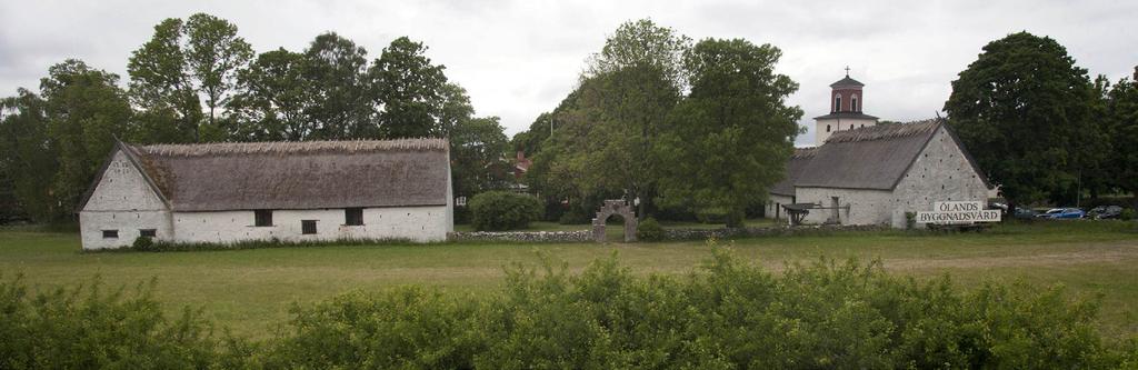 VÄLKOMMEN TILL GLÖMMINGE KYRKA Redan från landsvägen får du den speciella miljön i blickfånget; de vita kyrkladorna, den gamla prästgården och kyrkan.