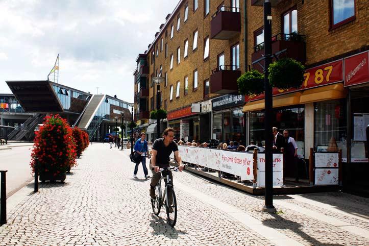 4 bakgr und Uteserveringen är en omtyckt del av det gemensamma gaturummet under sommartid. Caféer och restauranger flyttar ut delar av sin servering och vi tar vara på de långa vackra sommarkvällarna.