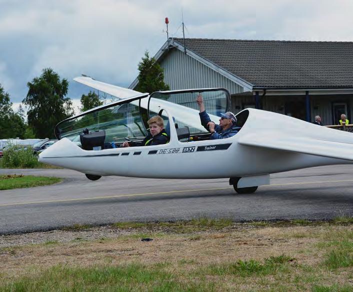 Motorflygturen innebar en noggrant planerad tur med piloterna Simon Carlsson och Ingvar Bragd.