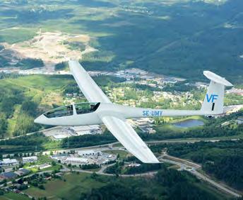 Flygledare Morgan Eklöv, som även är FFK-pilot, guidade gruppen och förklarade hur kontrollen och luftrummet fungerar.