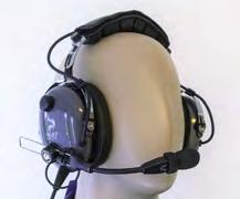 Peltor är ett headset som fungerar i de flesta plan och har varit en standard i svenskt klubbflyg.