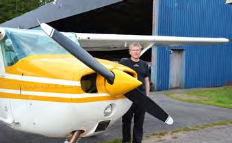 Skyhawken har tillverkats i flera tusen exemplar och anses vara ett robust flygplan mycket lämpligt för våra flygskolor. Lättflugen, inga överraskningar i luften och mycket pålitlig.