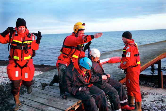 En manlig kajakpaddlare hade försvunnit under en tur längs kusten och JRCC (Joint Rescue Coordinator Center) kopplade in såväl Sjöräddningen som Frivilliga flygkåren.