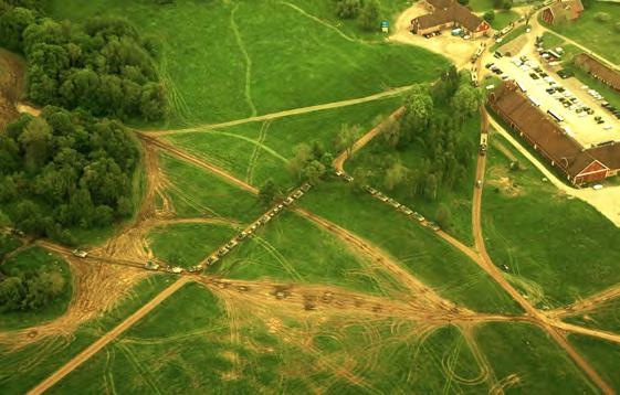 Man kunde se på marken att ett fordon kört in i skogen men för hur länge sedan, finns de kvar? Gruppen leddes av en framskjuten gruppchef i en av stabsbilarna och en bakre Stf GC på bas på Karlsborg.