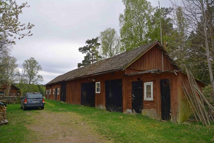 Stall med en stor hästbox som har plats för 2 hästar. Gjuten platta i del av byggnad. El och vatten finns samt en gödselplatta vid ena gaveln. Övriga byggnader 1.