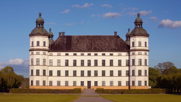 Skokloster, Wrangels stora slott, är ett älskat utflyktsmål. Ta med picknick och tillbringa en dag i parken. Glöm inte att gå in och se utställningarna! Arlandastad Golfklubb (1.