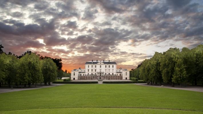 På idylliska Rosersbergs Slott kan ni gå på guidade turer eller bara njuta av exteriören från slottsparken. Sigtuna (12.8 km) Om du är i området bör du definitivt ta dig tid att besöka Sigtuna.