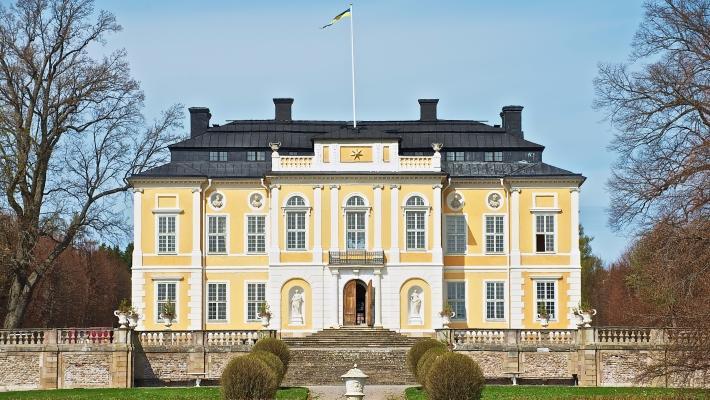 Stora gatan i Sigtuna med butiker, Mariakyrkans vackra interiör och målade glasfönster samt S:r Olofs kyrkoruin gör utflykten till Sigtuna spännande och historiskt intressant. Steninge Slott (7.